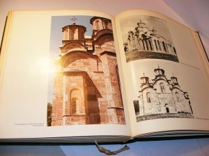 IZMEĐU VIZANTIJE I ZAPADA Vojislav Korać