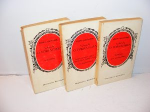 SAGA O FORSAJTIMA 1-3 Džon Golsvordi tom 1: Čovek od poseda ; tom 2: Miholjsko leto jednog Forsajta , U konzistoriji ; tom 3: Buđenje ; Za izdavanje Prosveta Beograd 1968 god, 291+292+265 str, meki povez, Stanje: Veoma dobro.