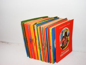 Biblioteka Žar-ptica- 50 brojeva 1. švajcarska bajka, dečak i začarano jezero. 2. branko.v.radičević, švapski car i gusle 3. indijska bajka, miš i njegovi prijatelji 4. vijetnamska bajka, Bajka o devojci tin 5. poljska bajka, čudna priča o dangubi rudaru 6. lužičko srpska bajka zlatna jabuka 7. balkarska bajka, temir bolat i strašni patuljak 8. čudesni pevač i lepotica devojka, turska narodna priča 9.italijanska bajka, tredičinove pustolovine 10. horacije kiroga , lenja pčela 11. korejska priča, majčina ljubav 12. romanska priča, kraljeve poderane čarape 13. švajcarska bajka, bajka o začaranom dvorcu 14. indijska bajka, ljubav jača od smrti 15. vanda gag, milioni i bilioni i trilioni mačaka 16. švajcarska bajka, dečak i začarano jezero 17. mađarska narodna priča, čarobne reči i druga smešna čuda 18. alfons dode, koza gospodina segena 19. priča lužičkih srba, glupi petar i gospodar staklenog grada 20. anđelko ristić, bajka o mimerima i planini 21. bajka o lenom caru, lenoj proncezi i lenim proscima 22. Žar ptica najlepše bajke i priče,mjesečev gost 23. Žar ptica najlepše bajke i priče,priča o izgubljenom vremenu 24. indijska bajka, zvezda i vodeni ljiljan 25. branko v radičević, balada o đačkoj kapi 26. gvinejska priča, crvena ogrlica i mala haua 27. Žar ptica najlepše bajke i priče,čarobna bajka 28.Žar ptica najlepše bajke i priče,plavi ćilim 29. Žar ptica najlepše bajke i priče,gunj 30. Žar ptica najlepše bajke i priče,belo jato 31. Žar ptica najlepše bajke i priče, čarobno blago 32. Žar ptica najlepše bajke i priče, pismonošin san 33. Žar ptica najlepše bajke i priče,zekina kuća 34. Žar ptica najlepše bajke i priče,greh 35. Žar ptica najlepše bajke i priče,priče o jastucima 36. Žar ptica najlepše bajke i priče, bajka o kuzmanu i lisici 37. Žar ptica najlepše bajke i priče,bajka o dobroti 38. Žar ptica najlepše bajke i priče,bajka o jablanu 39. Žar ptica najlepše bajke i priče, vesela priča o mazgi 40. Žar ptica najlepše bajke i priče, kako je zec dobio ime 41. Žar ptica najlepše bajke i priče, prva brazda 42. Žar ptica najlepše bajke i priče,krokodokodil 43.branko ćopić, nasamareni vodeni đavo. 44.Kineska bajka, tajna lepe lu van 45.Ljubivoje Ršumović, tandara mandara 46. Danilo Nikolić velika bitka 47.korejska bajka , lastavica 48.Dušan radović,priča o jednoj neposlušnoj nozi 49.Gvido tartalja dve priče 50.Slovenačka bajka, zmijska dolina Stanje Veoma dobro.