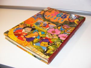 365 PRIČA bratstvo jedinstvo novi sad 1986 tvrd povez veliki format, ilustracije u boji Knjigovezačke intervencije na povezu. delo je kompletno,tekst i ilustracije bez žvrljanja ili dopisivanja. stanje vrlo dobro.